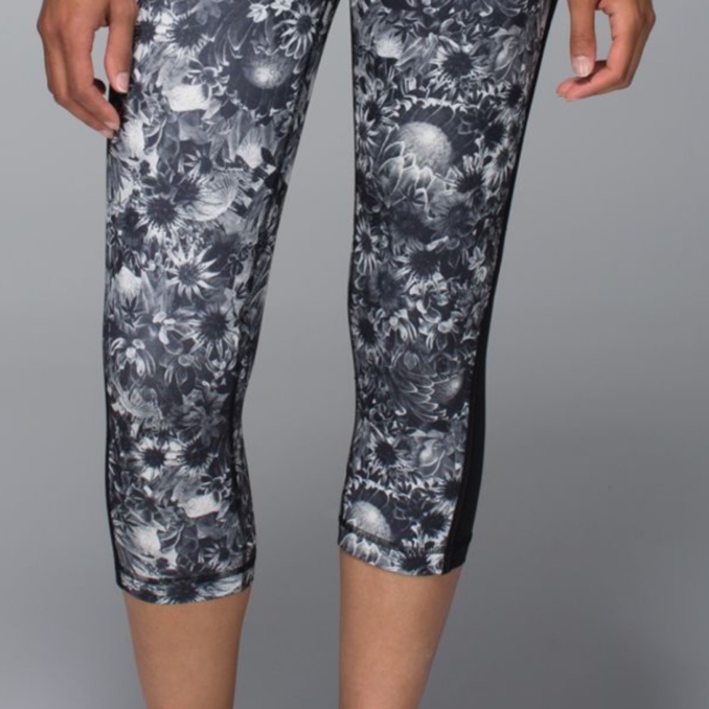 113. Lululemon Up The Pace Crop
Flowabunga Black Angel Wing / Black / Angel Wing - Picture 3 of 13